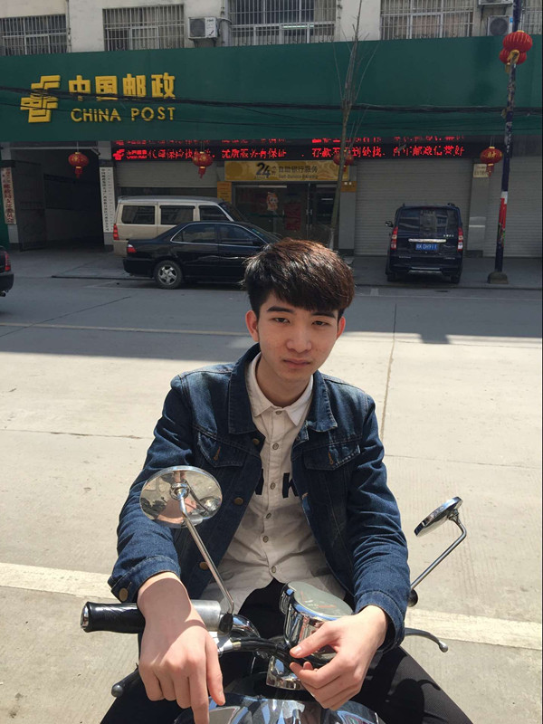 2016-03-03-838302.jpg 何英健生活照.jpg